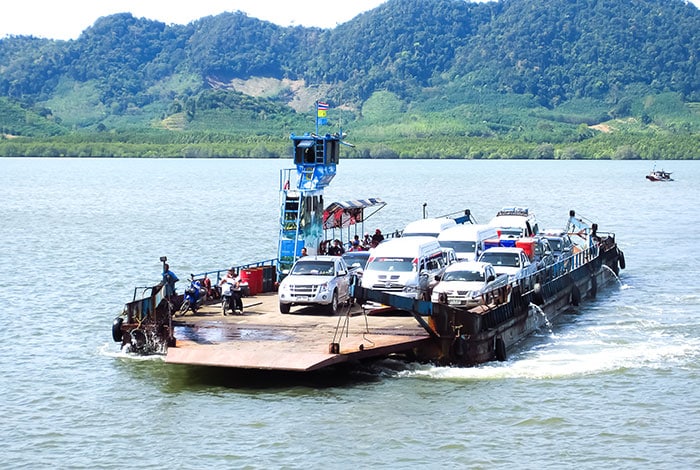 Un ferry para coches que te lleva desde tierra firme hasta Koh Lanta en un trayecto corto