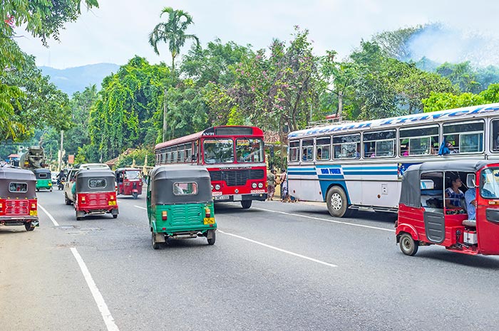 En coche o taxi desde Colombo a Kandy.