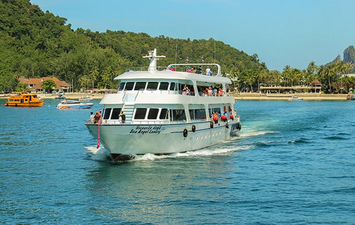 El ferry Sea Angel sale hacia la isla Phi Phi