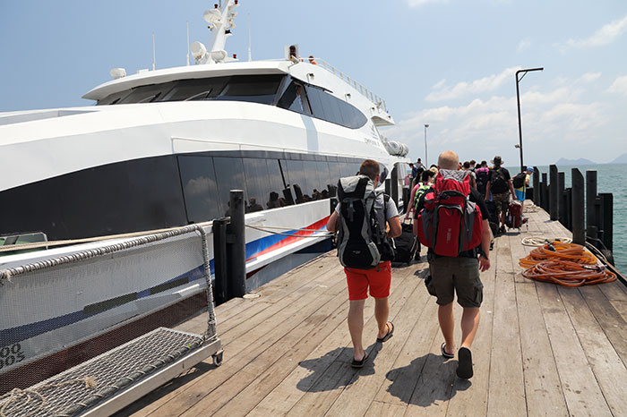Turistas que abordan el ferry Lomprayah