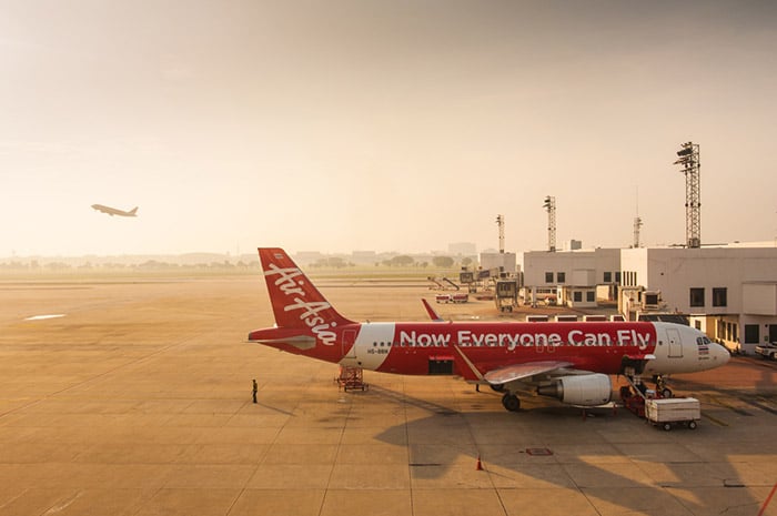 Un avión de Air Asia en el aeropuerto Don Mueang de Bangkok