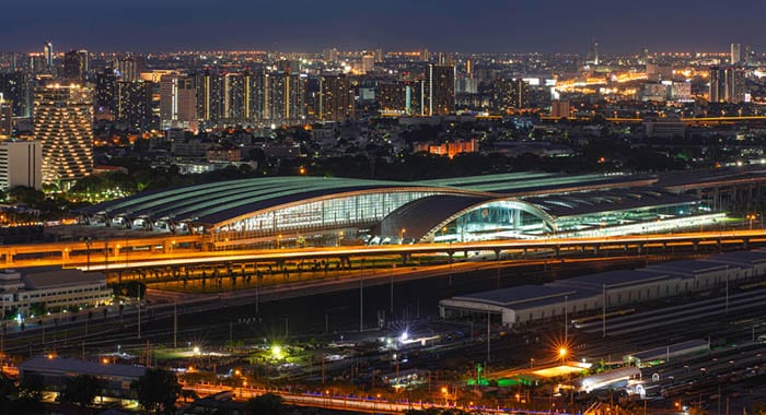Vista aérea de la terminal central Krung Thep Aphiwat y los edificios de oficinas circundantes al atardecer en Bangkok, Tailandia